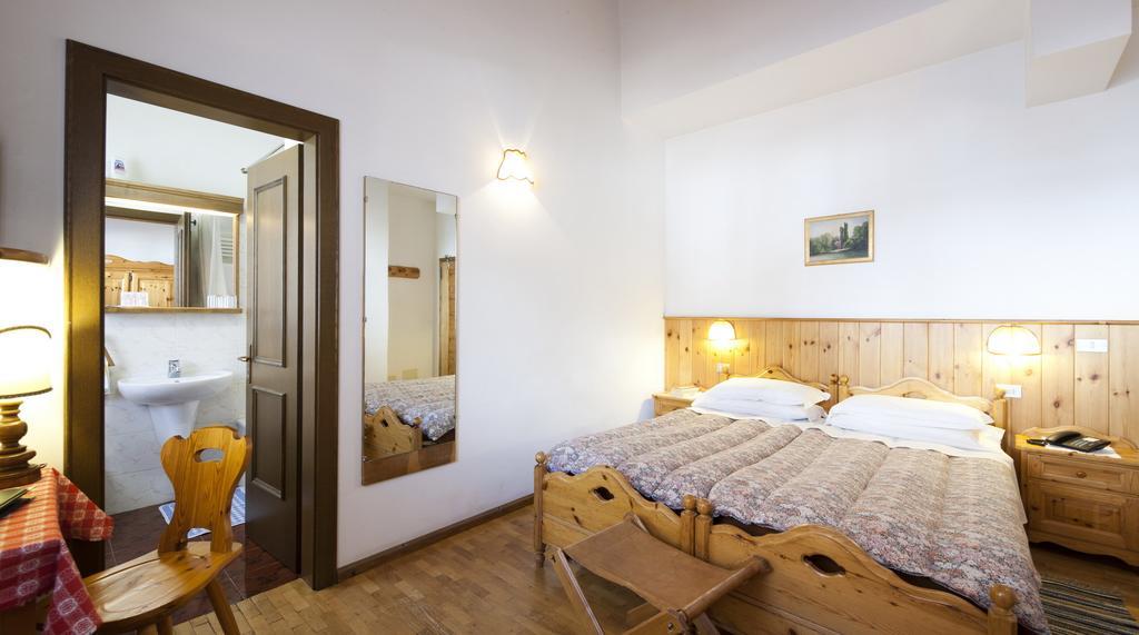 Hotel Bellaria - Cortina D'Ampezzo Phòng bức ảnh